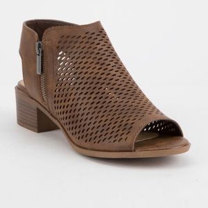 🟣Perforated, open-toed block heels